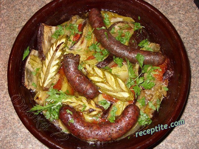 Снимки към Наденица със зеленчуци на фурна