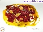 снимка 2 към рецепта Салата от червено цвекло с орехи