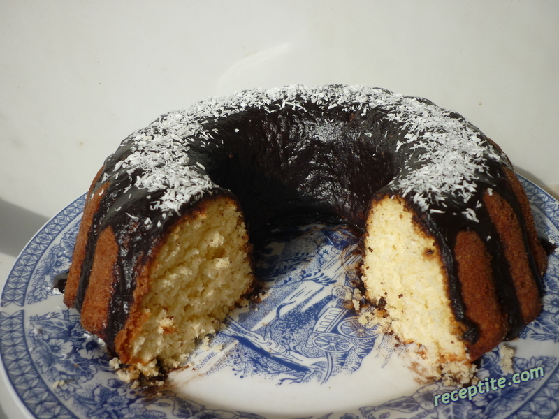 Снимки към Кокосов кекс с какаова глазура