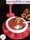 снимка 2 към рецепта Супа от червено цвекло с лучени кръгчета