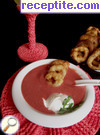 снимка 1 към рецепта Супа от червено цвекло с лучени кръгчета