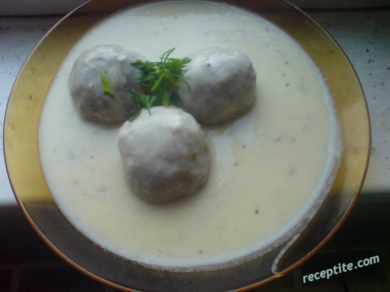 Снимки към Кюфтета с бял сос и чесън