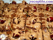 снимка 2 към рецепта Сочен шоколадов сладкиш с череши