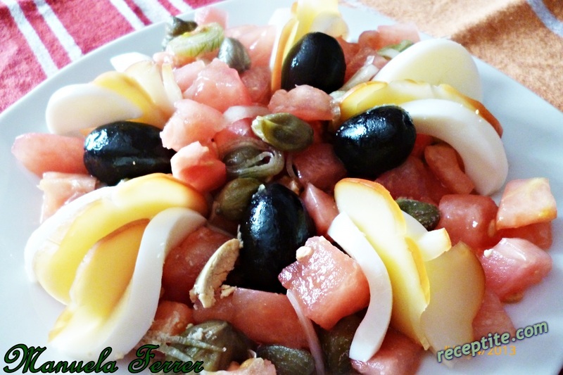 Снимки към Доматена салата с пушен кашкавал и маслини