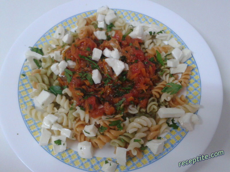 Снимки към Шарени макарони с доматен сос