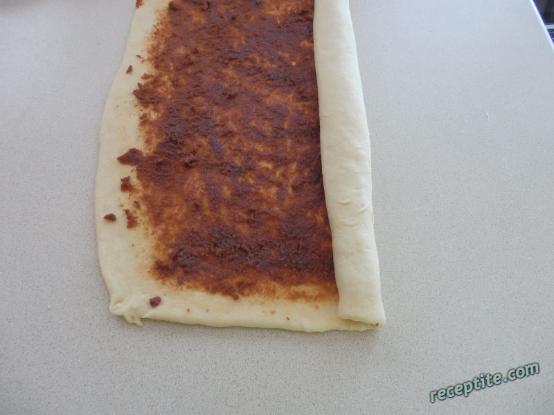 Снимки към Канелен хляб с карамелена заливка