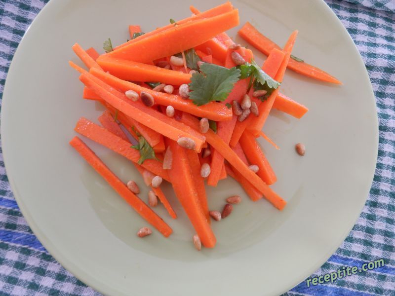 Снимки към Ароматна салата от моркови с ядки и джинджифил