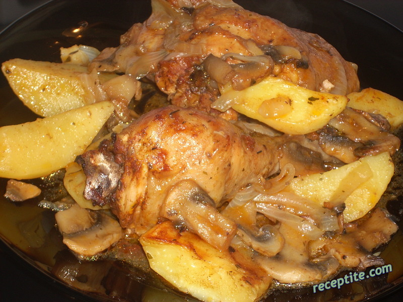 Снимки към Сочно пиле с картофи в гъбен сос