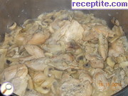 снимка 2 към рецепта Задушено пиле с гъби