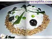 снимка 1 към рецепта Пикантна млечна салата с краставички и сирене