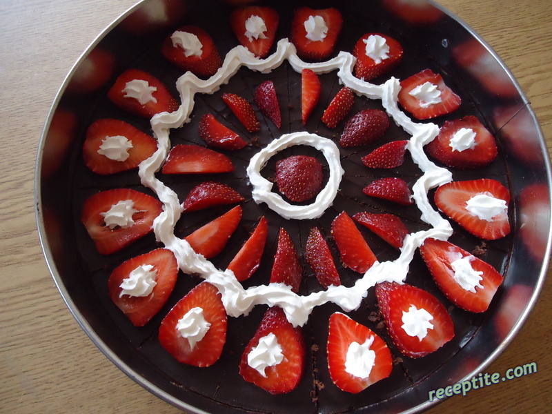 Снимки към Шоколадова торта с ягоди