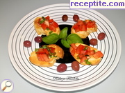 снимка 1 към рецепта Свежи брускети с домат и босилек