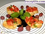снимка 2 към рецепта Свежи брускети с домат и босилек