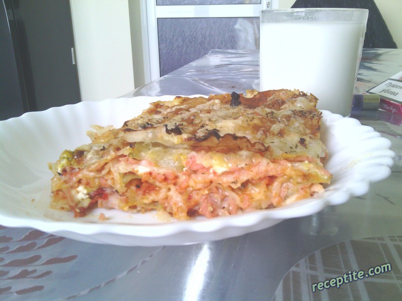 Снимки към Баница-пица с готови кори