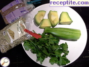 снимка 1 към рецепта Смути с авокадо, краставица и магданоз