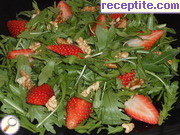 снимка 2 към рецепта Свежа салата с рукола, ягоди и ядки