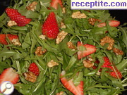 Свежа салата с рукола, ягоди и ядки