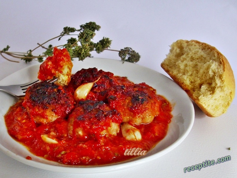 Снимки към Кюфтета с доматен сос на фурна
