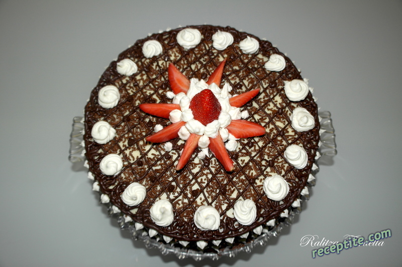Снимки към Сочна торта с шоколад, ягоди и сметана