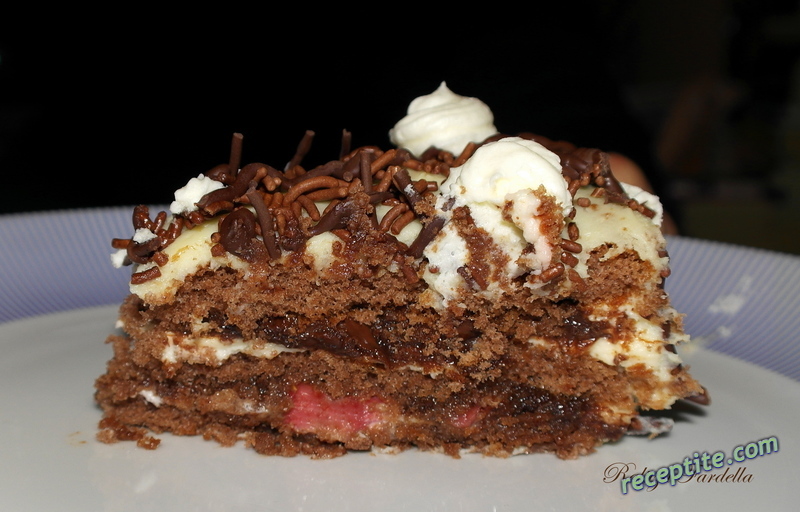 Снимки към Сочна торта с шоколад, ягоди и сметана