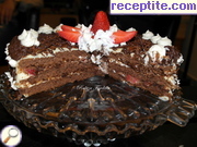 снимка 2 към рецепта Сочна торта с шоколад, ягоди и сметана