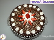 снимка 3 към рецепта Сочна торта с шоколад, ягоди и сметана