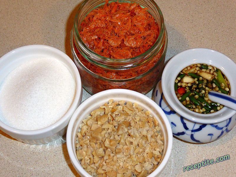 Снимки към Пад Тай (Pad Thai) с пиле