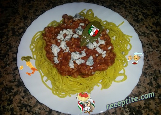 Снимки към Спагети в доматен сос с кайма