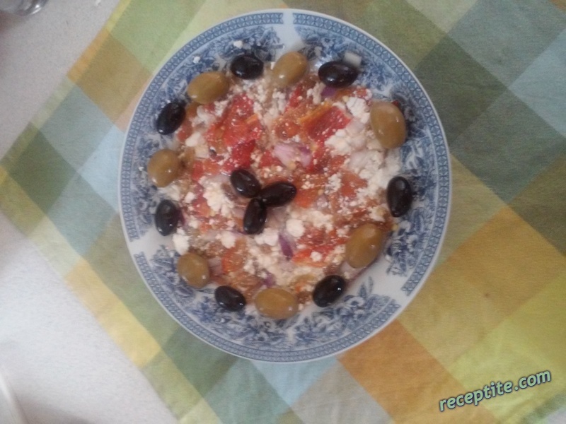 Снимки към Салата с печени чушки и сирене
