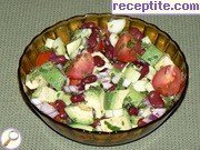 снимка 1 към рецепта Салата от боб, авокадо, краставица и домат