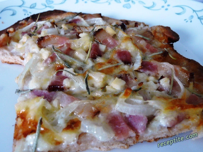 Снимки към Бяла пица с бекон, горгондзола и розмарин