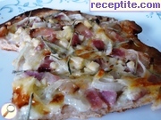 Бяла пица с бекон, горгондзола и розмарин
