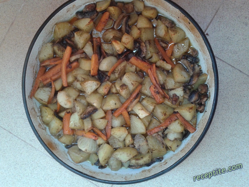 Снимки към Картофи на фурна с морков, лук и гъби