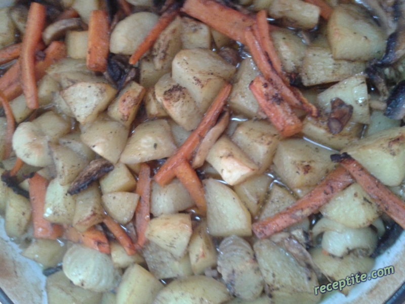 Снимки към Картофи на фурна с морков, лук и гъби