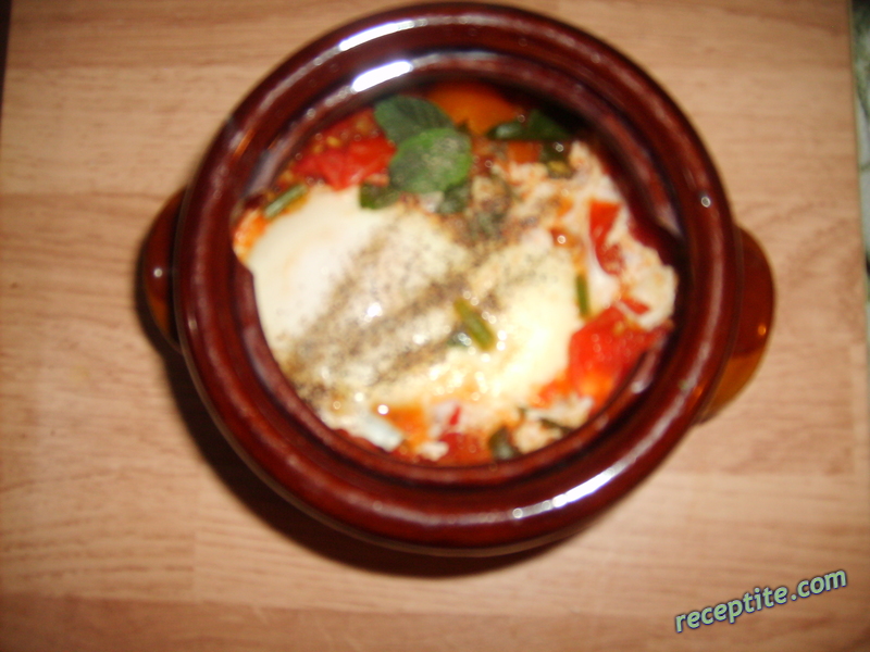 Снимки към Забулени яйца със сос от домати и чесън в гювечета