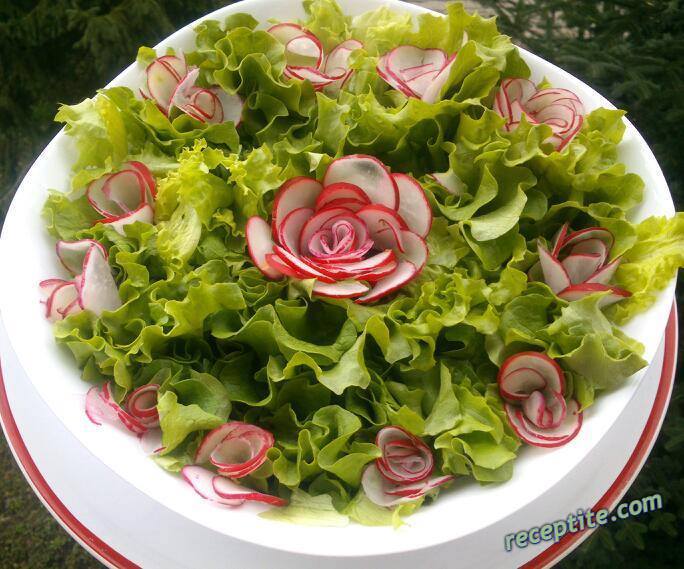 Салат розочка. Салат букет. Украшение салатов розы. Овощные салаты с розочками.