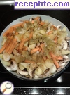 снимка 1 към рецепта Картофи на фурна с морков, лук и гъби