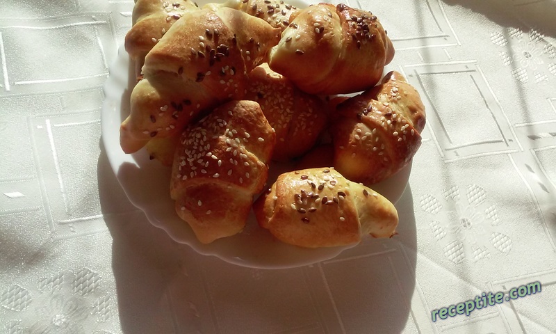 Снимки към Бързи пухкави кифлички с локум