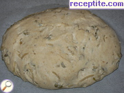 снимка 2 към рецепта Лучен хляб с маслини