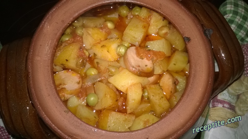 Снимки към Гювечета с кренвирши и картофи