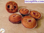 снимка 2 към рецепта Малки кексчета с крем сирене и ягоди