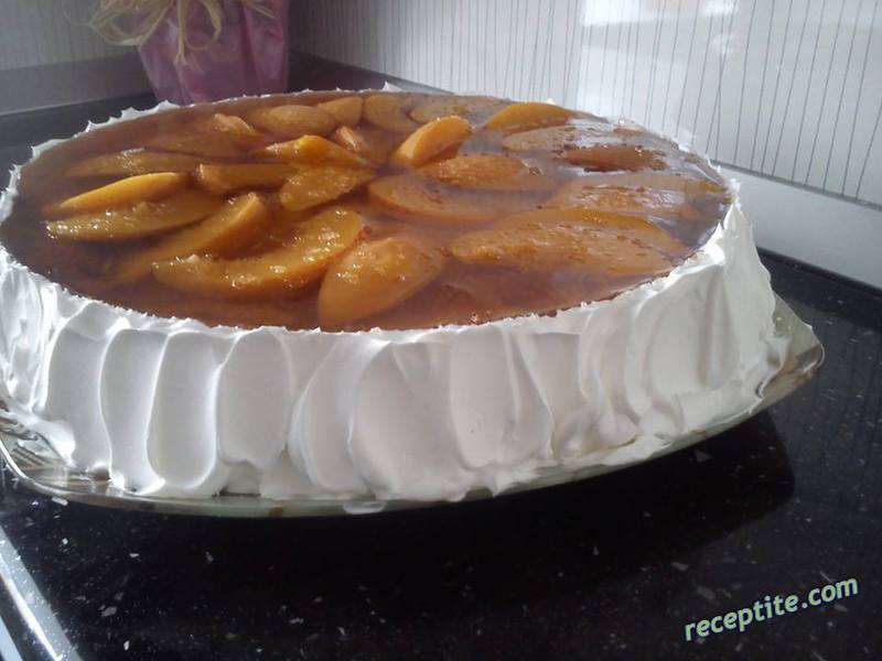 Снимки към Сладкиш с козунак и компот от кайсии