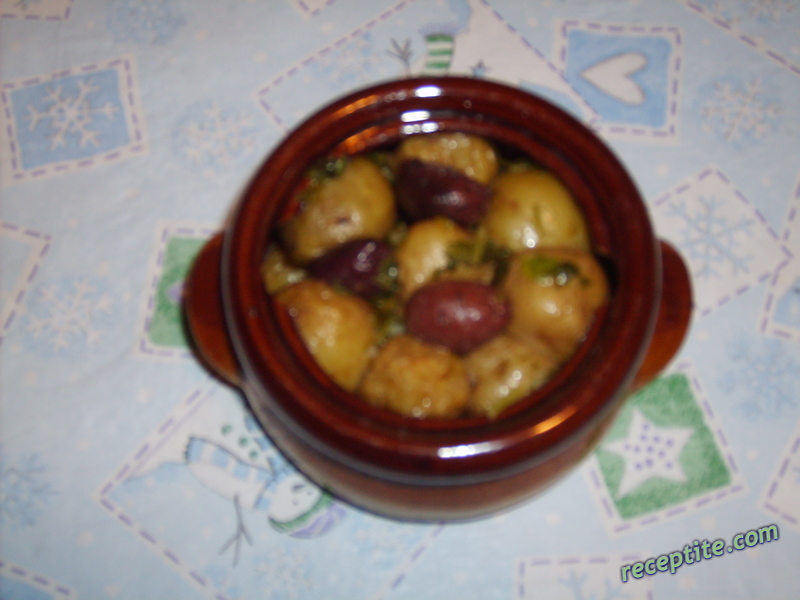 Снимки към Млади картофи с маслини в гювече