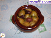 Млади картофи с маслини в гювече