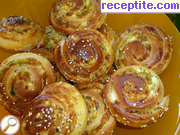 снимка 2 към рецепта Банички-охлювчета с кашкавал и магданоз