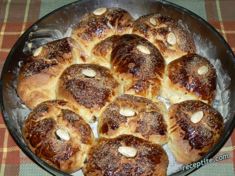 Снимки към Козунак и кифлички с плънка от какао и стафиди