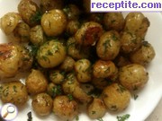 снимка 1 към рецепта Пресни картофи с чесън и копър на фурна