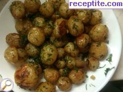 снимка 2 към рецепта Пресни картофи с чесън и копър на фурна