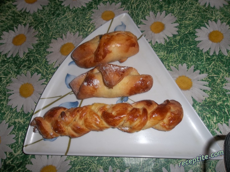 Снимки към Козуначени кифлички с локум
