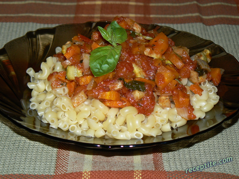 Снимки към Паста с доматен сос и зеленчуци